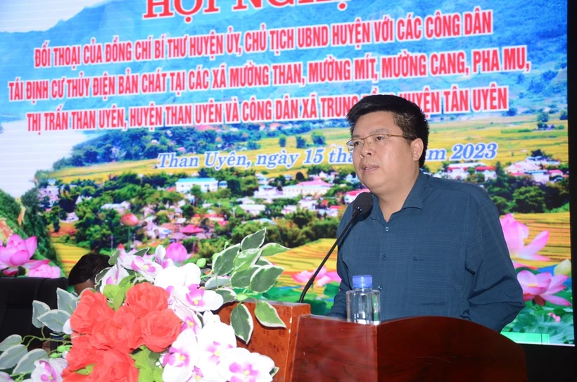 Bí thư Huyện ủy, Chủ tịch UBND huyện Than Uyên Lò Văn Hương phát biểu tại buổi đối thoại. Ảnh: Đinh Thùy - TTXVN 