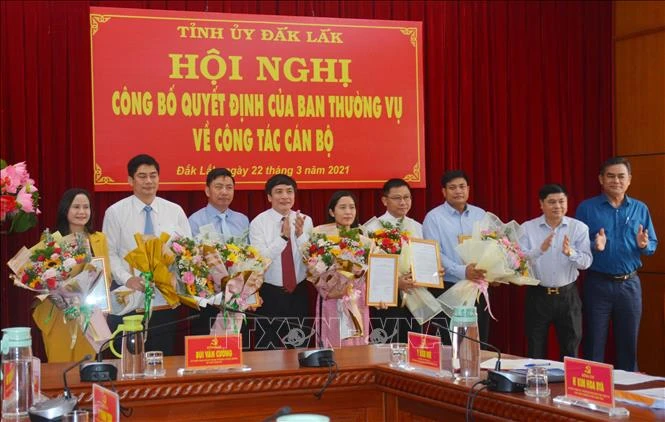 Ban Thường vụ Tỉnh ủy Đắk Lắk trao quyết định điều động công tác cho các cán bộ. Ảnh: Hoài Thu – TTXVN