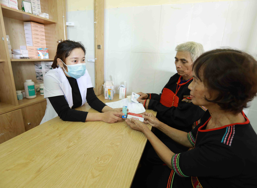 Cấp phát thuốc theo bảo hiểm y tế cho người dân tại trạm y tế xã Ea Knuếc (huyện Krông Pắk). Ảnh: Vũ Sinh – TTXVN