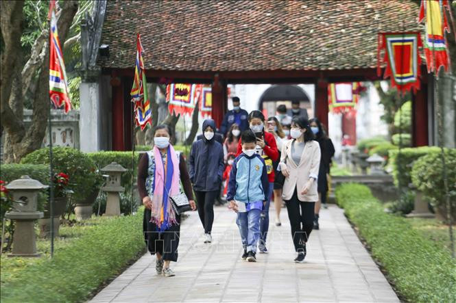 Người dân tuân thủ việc đeo khẩu trang tại Văn Miếu. Ảnh: Tuấn Đức - TTXVN
