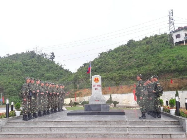 Biên phòng cửa khẩu Lóng Sập (Bộ đội Biên phòng tỉnh Sơn La, Việt Nam) và lực lượng thuộc Đại đội Biên phòng 214 (Bộ Chỉ huy Quân sự tỉnh Hua Phan, Lào) làm thủ tục trước khi tuần tra chung. Ảnh: TTXVN