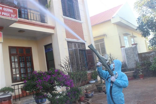 Lực lượng quân đội Quân đoàn 3 tập khử khuẩn tại các điểm dịch trên địa bàn tỉnh Gia Lai. Ảnh: TTXVN phát 