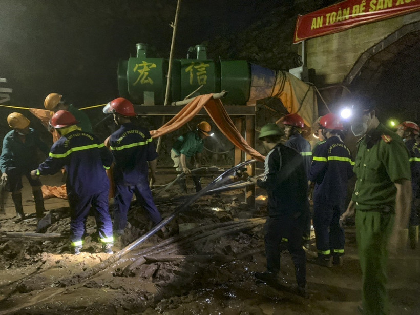 Liên quan đến sự cố mưa lũ sáng 3/7/2022 khiến 1 công nhân mất tích và 3 người bị thương trong hầm thủy điện tại bản Phi Lĩnh, xã Si Pa Phìn, huyện Nậm Pồ (tỉnh Điện Biên). Đến tối 3/7, lực lượng chức năng vẫn đang huy động tối đa nhân lực, phương tiện nỗ