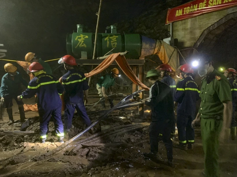 Liên quan đến sự cố mưa lũ sáng 3/7/2022 khiến 1 công nhân mất tích và 3 người bị thương trong hầm thủy điện tại bản Phi Lĩnh, xã Si Pa Phìn, huyện Nậm Pồ (tỉnh Điện Biên). Đến tối 3/7, lực lượng chức năng vẫn đang huy động tối đa nhân lực, phương tiện nỗ