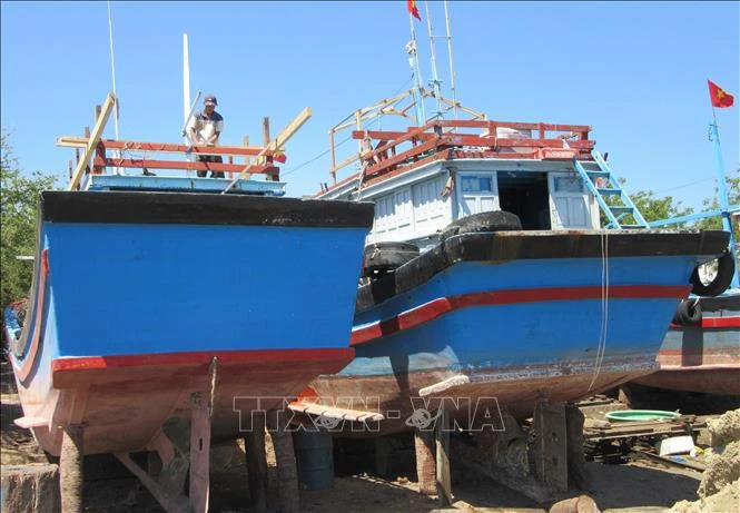 Nghề đóng, sửa chữa tàu cá ở phường Đông Hải, thành phố Phan Rang – Tháp Chàm. Ảnh: Nguyễn Thành – TTXVN