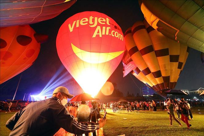 Những khinh khí cầu lung linh màu sắc thu hút người dân thành phố Tuyên Quang đến thăm quan. Ảnh: Huy Hùng – TTXVN 