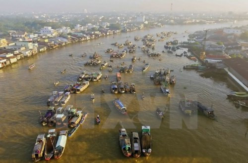 Chợ nổi đã thu hút nhiều du khách trong, ngoài nước và đã được Tạp chí du lịch Rough Guide của Anh bình chọn là một trong 10 chợ ấn tượng nhất thế giới. (Ảnh: An Hiếu/TTXVN)