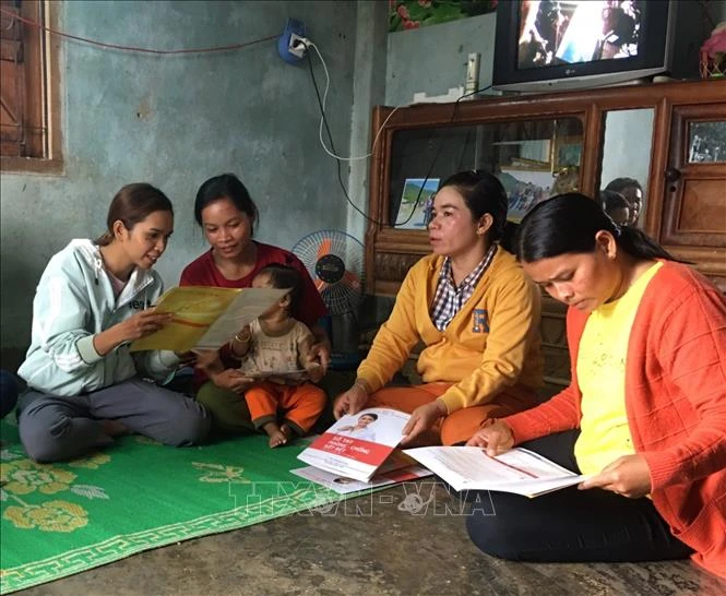 Nhân viên dân số xã Ba Cụm Bắc, huyện Khánh Sơn tuyên truyền về các biện pháp kế hoạch hóa dân số, tình trạng tảo hôn và hôn nhân cận huyết thống cho phụ nữ trong xã. Ảnh: Phan Sáu - TTXVN
