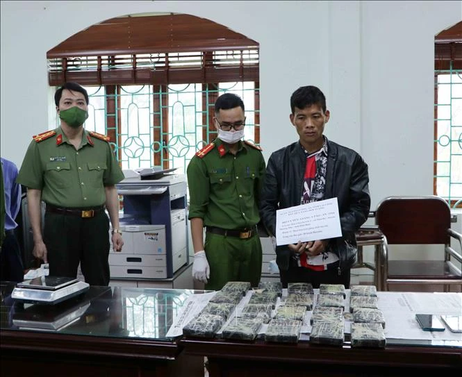 Đối tượng Giàng A Páo cùng tang vật tại cơ quan điều tra. Ảnh: Đinh Thùy-TTXVN 