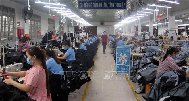 Công nhân Công ty Cổ phần đầu tư quốc tế Phong Phú - Phú Yên sản xuất đảm bảo an toàn phòng chống dịch COVID-19. Ảnh: Xuân Triệu - TTXVN 