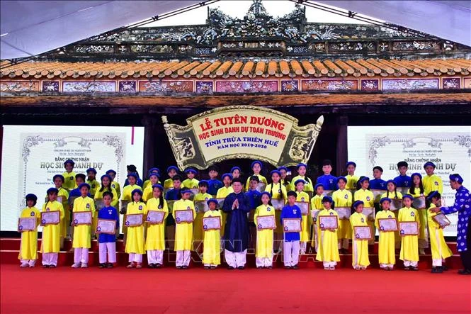 Chủ tịch UBND tỉnh Thừa - Thiên Huế Phan Ngọc Thọ trao chứng nhận hhọc sinh Danh dự" cho các học sinh xuất sắc. Ảnh: Tường Vi - TTXVN