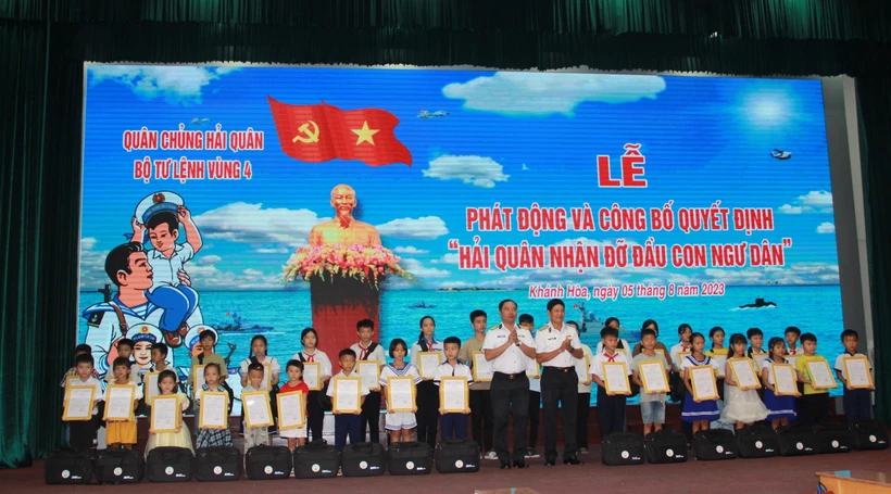 Vùng 4 Hải quân nhận đỡ đầu con ngư dân 4 tỉnh duyên hải