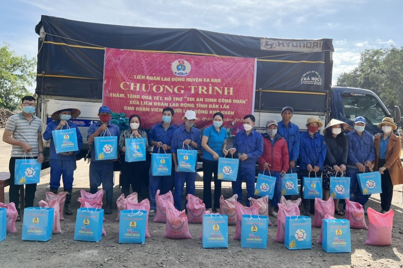 Tặng quà Tết của Liên đoàn lao động tỉnh Đắk Lắk cho đoàn viên, lao động khó khăn huyện Ea Kar. Ảnh: TTXVN phát 