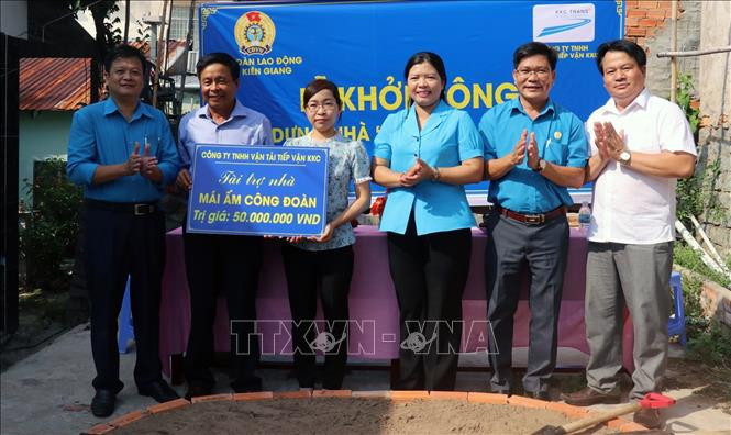 Nhà tài trợ trao biểu trưng tiền hỗ trợ xây dựng nhà cho đoàn viên Nguyễn Thị Kim Oanh. Ảnh: Lê Huy Hải - TTXVN