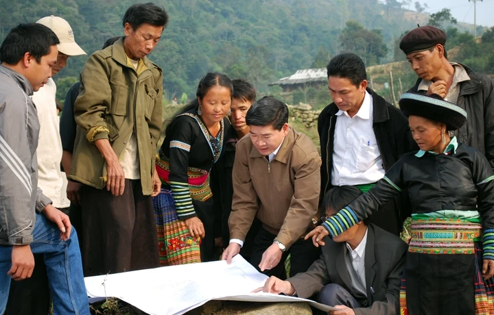 Đồng bào Mông xã Bản Mù, huyện Trạm Tấu (Yên Bái) phấn khởi nhận đất sau khi địa phương điều chỉnh, sắp xếp lại quỹ đất nông nghiệp. Ảnh: nhandan.com.vn