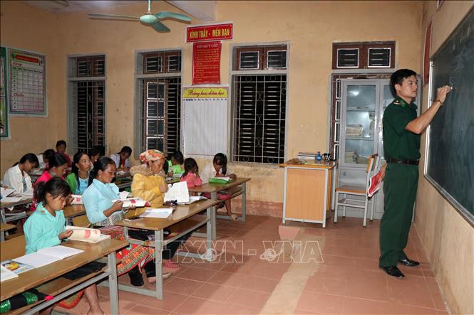 Giờ học tại lớp học xóa mù chữ bản Huổi Pá, xã Mường Lạn, huyện Sốp Cộp. Ảnh: Hữu Quyết - TTXVN