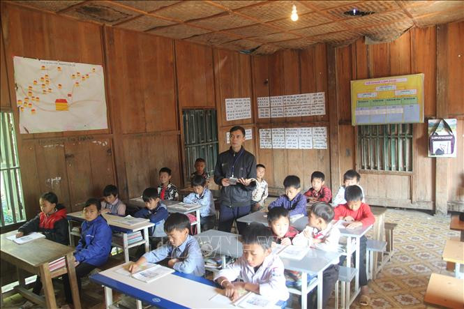 Thầy và trò điểm trường Kể Cả trong một tiết học, tỷ lệ học sinh chuyên cần của điểm trường luôn đạt từ 98 đến 100%. Ảnh: Việt Dũng - TTXVN 