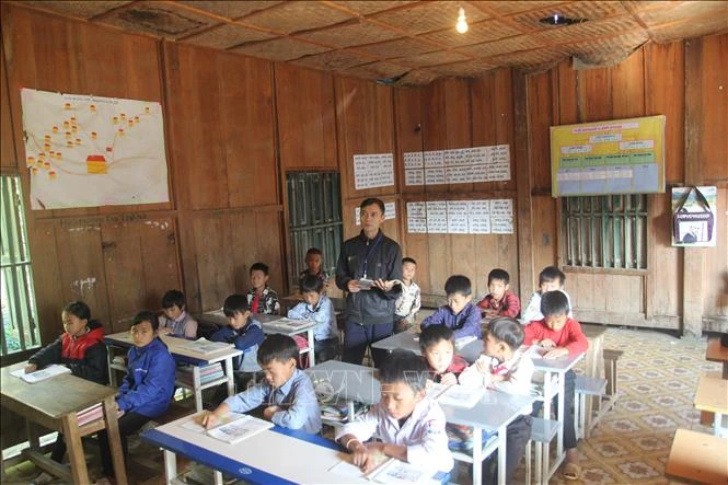 Thầy và trò điểm trường Kể Cả trong một tiết học, tỷ lệ học sinh chuyên cần của điểm trường luôn đạt từ 98 đến 100%. Ảnh: Việt Dũng - TTXVN 