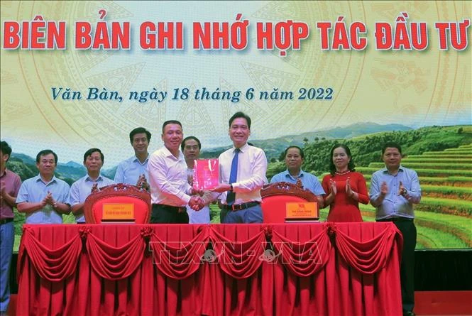 Đại diện UBND huyện Văn Bàn trao văn bản ký kết ghi nhớ về hợp tác đầu tư với Công ty cổ phần Tập đoàn THAIBINH SEED. Ảnh: Hương Thu - TTXVN 