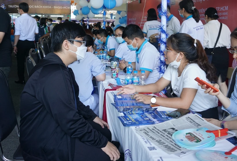 Các trường trao đổi về thông tin tuyển sinh với các thí sinh. Ảnh: Thu Hoài - TTXVN 
