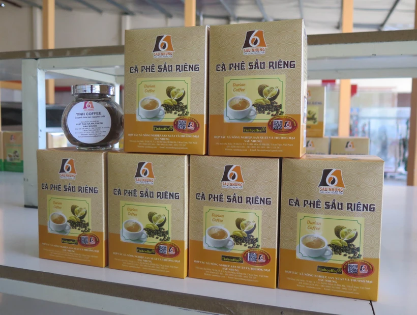 Bên cạnh sử dụng trực tiếp, Tinh coffee còn được sử dụng để tạo ra các dòng cà phê chất lượng khác như Cà phê Sầu Riêng ). Ảnh: Dư Toán – TTXVN 