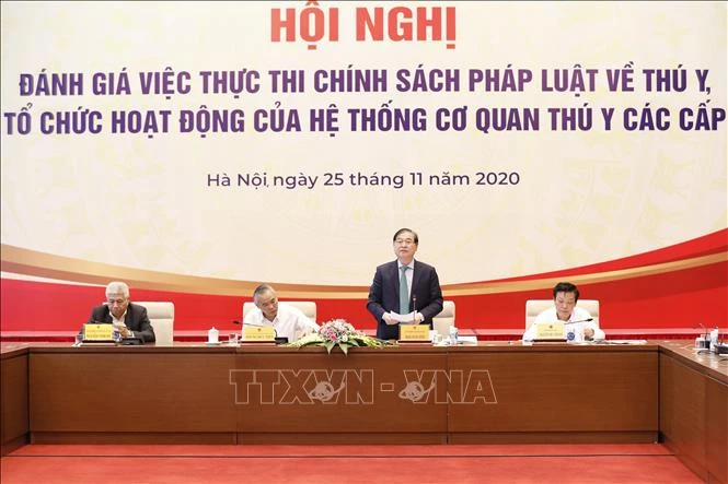 Chủ nhiệm Ủy ban hoa học Công nghệ và Môi trường của Quốc hội Phan Xuân Dũng chủ trì hội nghị. Ảnh: Dương Giang - TTXVN