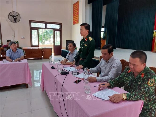 Họp ban chỉ huy tiền phương công tác tìm kiếm cứu nạn ở huyện Bắc Trà Mỹ. Ảnh: TTXVN