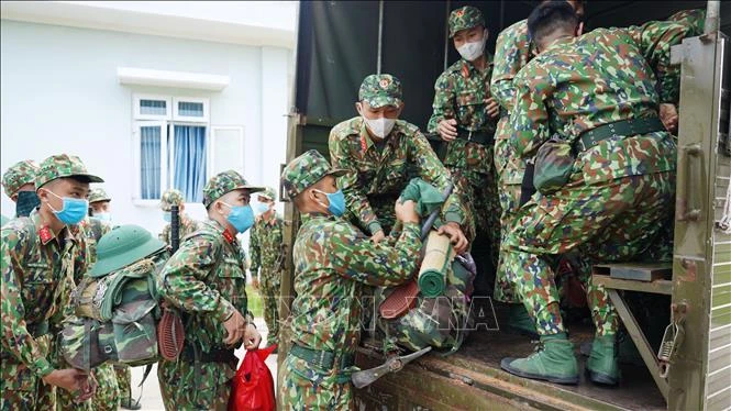 Các chiến sĩ Quân đội tăng cường lên đường nhận nhiệm vụ ở biên giới. Ảnh: Thanh Tân - TTXVN