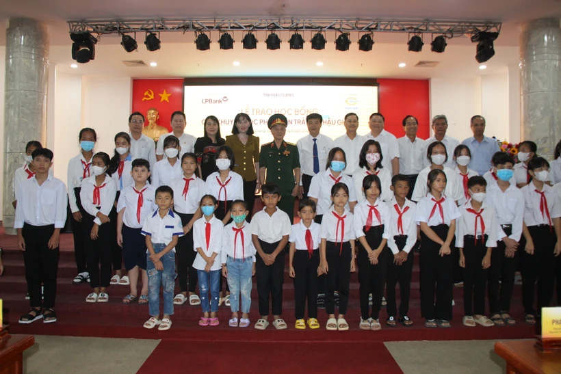 Trao học bổng cho học sinh nghèo tỉnh Hậu Giang
