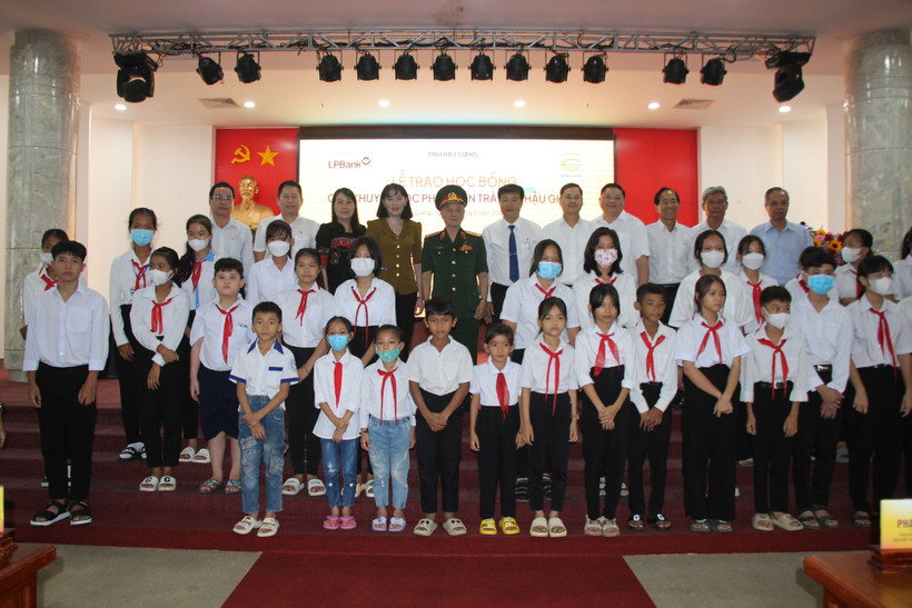 Trao học bổng cho học sinh nghèo tỉnh Hậu Giang