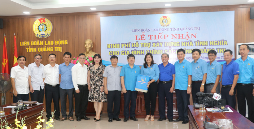 Đoàn công tác của Công đoàn viên chức Việt Nam và các công đoàn trực thuộc chụp hình lưu niệm. Ảnh: Thanh Thủy-TTXVN 