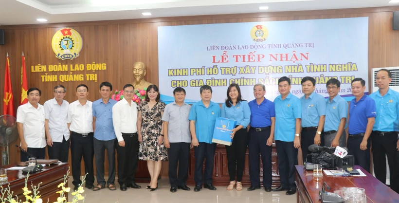 Đoàn công tác của Công đoàn viên chức Việt Nam và các công đoàn trực thuộc chụp hình lưu niệm. Ảnh: Thanh Thủy-TTXVN 