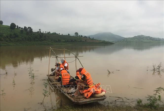 Lực lượng chức năng tích cực tìm kiếm các nạn nhân. Ảnh: TTXVN phát. 