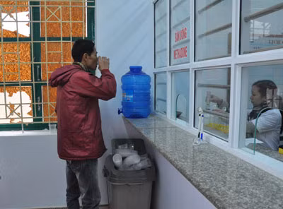 Bệnh nhân uống thuốc Methadone tại cơ sở điều trị bằng Methadone, thành phố Việt Trì, tỉnh Phú Thọ. Ảnh: phutho.gov.vn