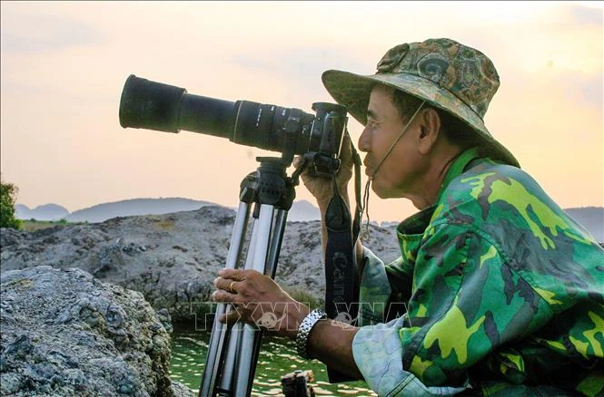 Nhà báo Trương Thanh Nhã (nguyên phóng viên Thông tấn xã Giải phóng), nguyên Tổng Biên tập, nguyên Chủ tịch Hội Nhà báo tỉnh Kiên Giang trong một chuyến sáng tác ảnh. Ảnh: TTXVN phát