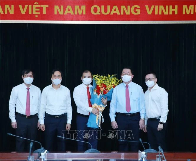 Lãnh đạo Ban Tuyên giáo Trung ương tặng hoa chúc mừng đồng chí Lê Hải Bình. Ảnh: Phương Hoa - TTXVN 