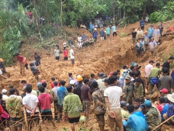 Lực lượng chức năng và người dân tìm kiếm nạn nhân bị vùi lấp do sạt lở núi ở thôn Tà Rùng, xã Húc, huyện Hướng Hóa. Ảnh: TTXVN phát