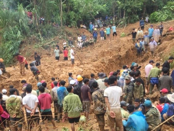 Lực lượng chức năng và người dân tìm kiếm nạn nhân bị vùi lấp do sạt lở núi ở thôn Tà Rùng, xã Húc, huyện Hướng Hóa. Ảnh: TTXVN phát