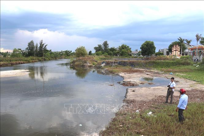 Đê kè bờ sông Bầu Bợm để bảo vệ làng Hà Lộc, bị lũ cuốn trôi đã gần 4 năm, nhưng chưa được khắc phục. Ảnh: Nguyên Lý-TTXVN