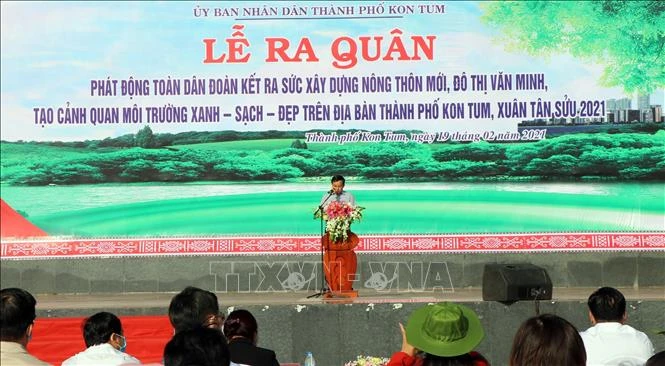 Quang cảnh lễ ra quân phát động “Toàn dân đoàn kết ra sức xây dựng nông thôn mới, đô thị văn minh, tạo cảnh quan môi trường xanh-sạch-đẹp trên toàn địa bàn thành phố Kon Tum”. Ảnh: Cao Nguyên-TTXVN 