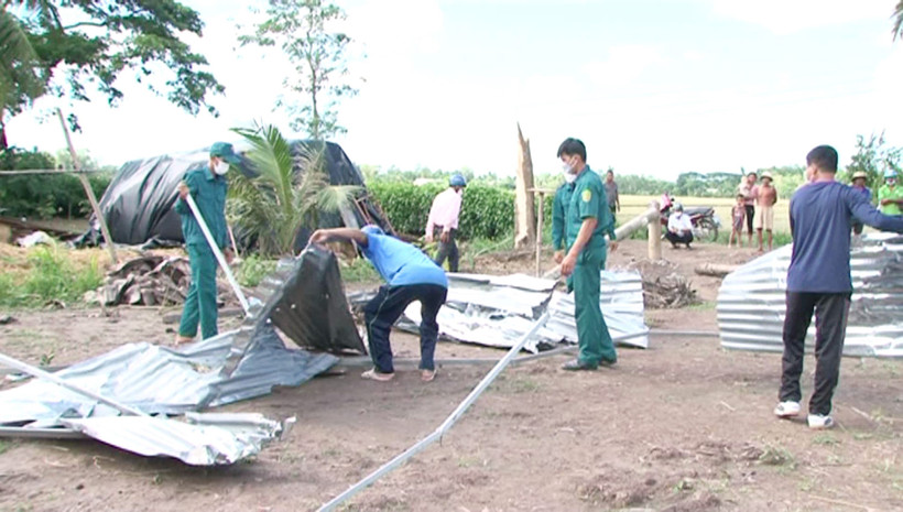 Lốc xoáy xảy ra vào chiều 6/6/2022, đã khiến nhiều căn nhà trên địa bàn ấp Phú Đức, xã Long Phú, huyện Long Phú bị hư hỏng nặng và sập hoàn toàn. Lực lượng dân quân tự vệ địa phương tích cực triển khai, giúp các hộ dân bị ảnh hưởng sớm ổn định cuộc sống. 