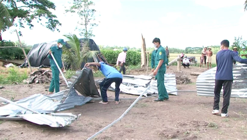 Lốc xoáy xảy ra vào chiều 6/6/2022, đã khiến nhiều căn nhà trên địa bàn ấp Phú Đức, xã Long Phú, huyện Long Phú bị hư hỏng nặng và sập hoàn toàn. Lực lượng dân quân tự vệ địa phương tích cực triển khai, giúp các hộ dân bị ảnh hưởng sớm ổn định cuộc sống. 