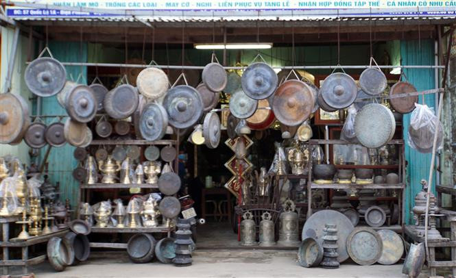 Các sản phẩm của làng nghề đúc đồng truyền thống Phước Kiều. Ảnh:Phước Tuệ - TTXVN 