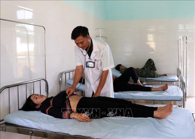 Người dân vùng biên luôn tin tưởng vào tay nghề của các y, bác sỹ Bệnh xá quân-dân y 715. Ảnh: Hồng Điệp - TTXVN