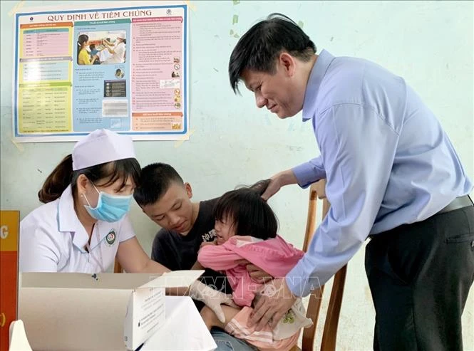 Giáo sư, Tiến sĩ Nguyễn Thanh Long, quyền Bộ trưởng Bộ Y tế dự và phát động chiến dịch tiêm chủng phòng bệnh bạch hầu toàn khu vực Tây Nguyên. Ảnh: Quang Thái- TTXVN
