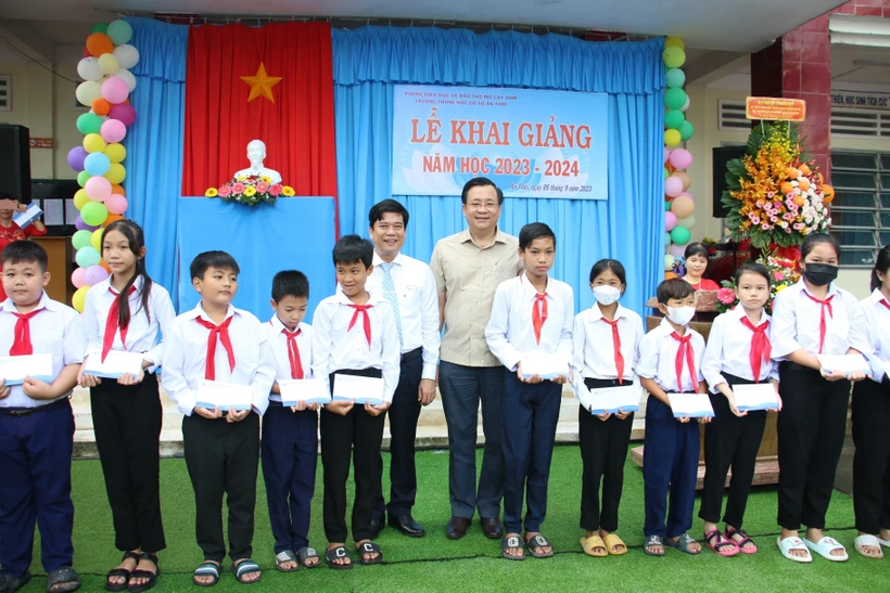 Quỹ phát triển Đại học Quốc gia thành phố Hồ Chí Minh trao quà cho các học sinh vượt khó trường Trung học cơ sở An Thới, huyện Mỏ Cày Nam, tỉnh Bến Tre. Ảnh: Chương Đài - TTXVN
