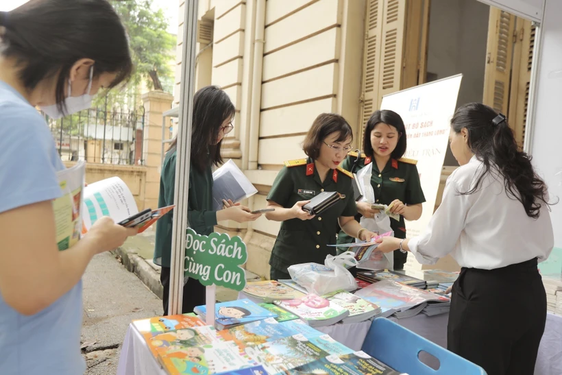 Khách tham quan các gian trưng bày sách tại Ngày Sách và Văn hoá đọc 2023. Ảnh: Minh Quyết - TTXVN 