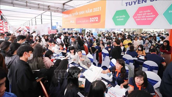 Ngày hội Tư vấn tuyển sinh - hướng nghiệp năm 2021 thu hút đông đảo phụ huynh và học sinh tham gia. Ảnh: Thanh Tùng - TTXVN