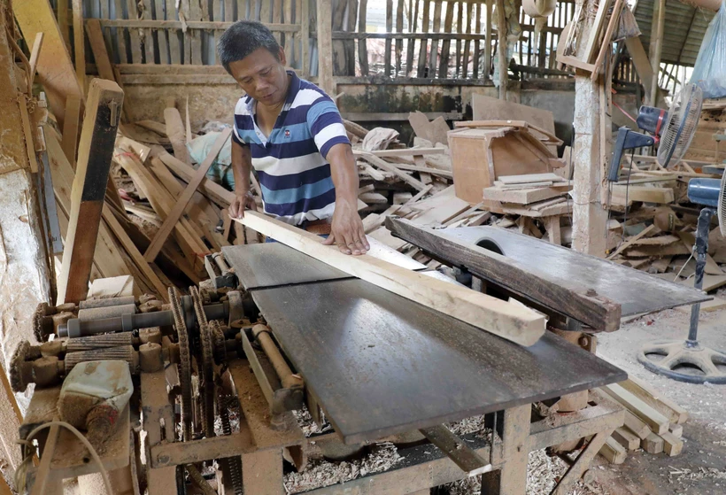 Cơ sở sản xuất đồ gỗ nhà anh Nguyễn Văn Vang ở xã Minh Đức, huyện Tứ Kỳ, Hải Dương vay hơn 2 tỷ đồng từ Vietcombank đầu tư xây dựng nhà xưởng, nguyên liệu thu hút hơn 10 lao động. Ảnh: Trần Việt - TTXVN