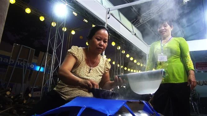 Mô hình tráng bánh được tái hiện tại lễ hội. Ảnh: Thanh Tân - TTXVN